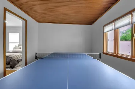 A Buffalo Gem in Elmwood Village. Centered between The Falls and Bills Stadium. Отели рядом с достопримечательностью «Центр Конвенции Буффало Ниагара»