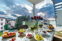 Serenity Vista Penthouse with Terrace in the City Hoteller i Mugnano
