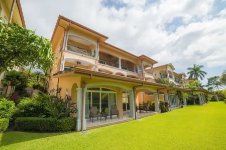 Stay in CR Los Sueños Condos Отели рядом с достопримечательностью «Punta Leona»