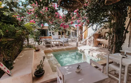 LunArena Barefoot Hotel