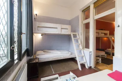 バロック ホステル & コワーキング 英雄広場周辺のホテル