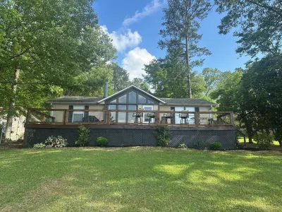 Logan Martin Lake- 3/2 waterfront home with breathtaking views and calm waters Hotels near Talladega Superspeedway