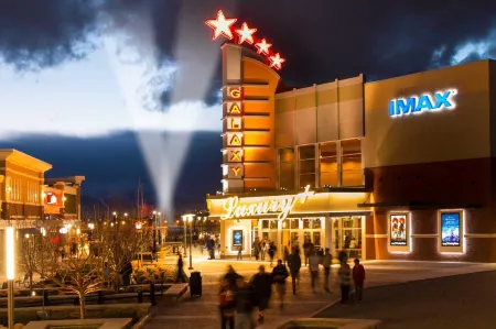 Designer Apt w Jacuzzi Walk to Casino & IMax Отели в г. Спаркс