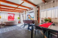 Timber Cottage With Pool and Hot Tub - Happy Rentals - WLAN
