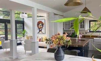 Charming 6-Bed Escape- Balconies & Panoramic Views