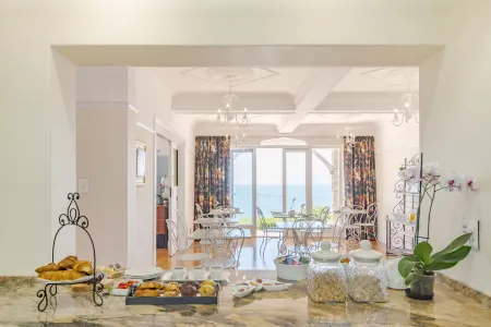 Sunny Cove Manor Отели рядом с достопримечательностью «Fish Hoek Beach»