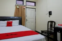 RedDoorz Near Gor Wisanggeni