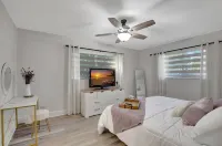 Boca Beauty - Stylish Home with Pool 3 Bedroom Home by RedAwning - 3-Star