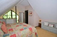 Fox Hollow - Cozy Den with a Hot Tub
