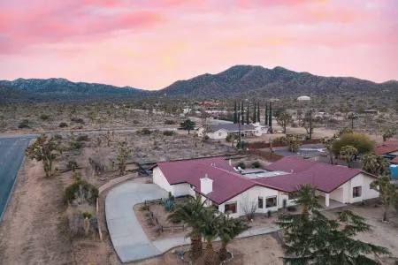 Lava Rocks by AvantStay Gorgeous Desert Haven w Pool Hot Tub Fire Pit Ping Pong