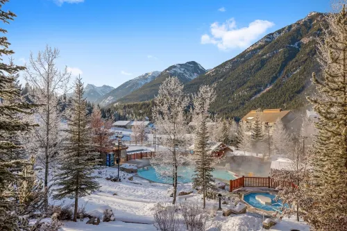 Luxury Log Chalet | Pool + Private HotTub | Ski in/Out | Overlooking Greywolf GC Hotels in East Kootenay F