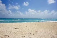 這是一個海濱三居室，有三個浴室，適合家庭活動的別墅