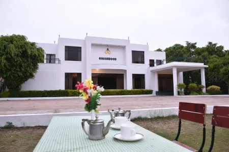 Greenwood Hotel Отели рядом с достопримечательностью «Далхадев Шива Темпл»