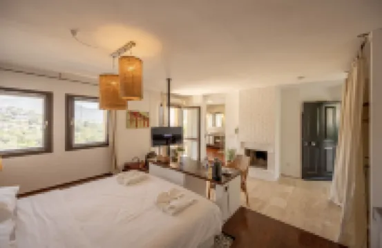 4Reasons Hotel + Bistro | 12+