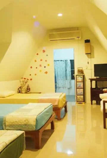 ห้องแฟมิลี่พักได้ 3 คน หนึ่งห้องนอน ที่มีวิวหุบเขาและติดสวน