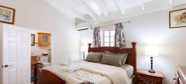 Loft - Sleeps 4 - Parking - Balcony Hotels in Kingston