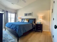 Camdenton Condo on the water - Grill, balcony and elevator access