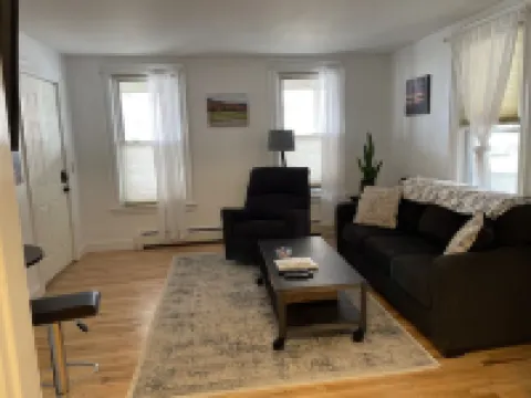 Cozy- 2-Bedroom clean and Quiet- Maple St. Walk anywhere