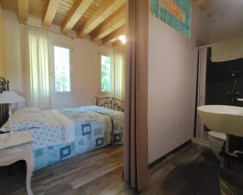 House in the woods. Hotels in Dolo