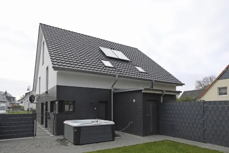 House Comfort, with outdoor whirlpool and sauna for exclusive use, 300m to the lake