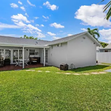 SW Miami Oasis with Playroom & Basketball Hoop