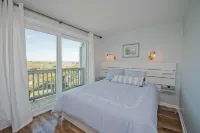 Stunning Oceanfront Retreat - Waterfront, Deck, Pool, Wifi