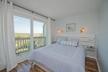 Stunning Oceanfront Retreat - Waterfront, Deck, Pool, Wifi