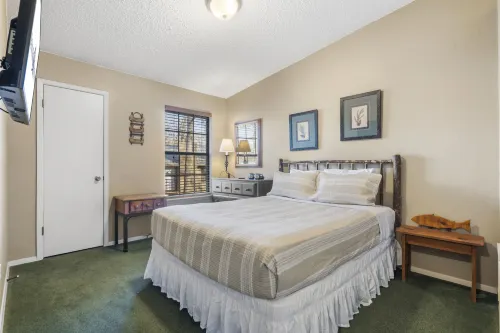 Charming Bungalow with Lake Access - Cozy Tranquil Retreat Hotels in Pine B Township
