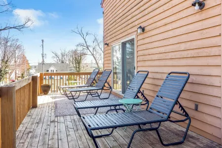 NEW Contemporary Downtown Loft Walk Everywhere