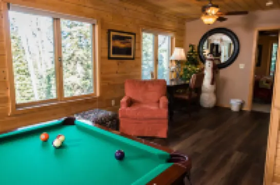 Brand New Swim Spa and Easy Access to Adventures - Stunning Spacious Cabin