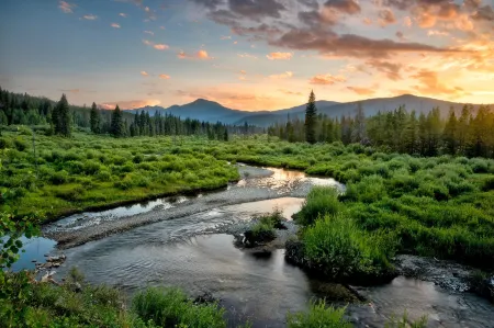 Mountain-view condo on the shuttle route with 2 decks, fireplace & WiFi Отели рядом с достопримечательностью «Grand Park Community Recreation Center»