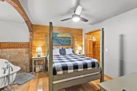 Hot Tub & WiFi - Intimate Cabin - Snuggle Inn - Red River Gorge, Kentucky! Các khách sạn ở Stanton