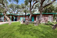 Zen Live Oak Living | Tranquil Backyard, Firepit, Grill | Lovely Lanai Hotels near Texas Maritime Museum