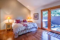 Private Hot Tub and Cozy Fireplace - Stunning Retreat