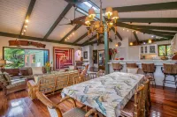 Lush Gardens and Hot Tub Retreat - Charming Vintage Oasis Hotel a Hanalei