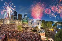 Chic 2BR Apt, Near to Melbourne Central, City Views