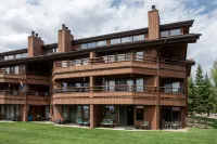 Gourmet Kitchen and Panoramic Mountain Views - Charming Spacious Retreat