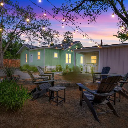 The Grove B Stylish Cottage - Walk to Main