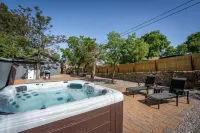 Heated Spa and Resort-Like Backyard - Stunning Cottonwood Retreat Hotels in Cottonwood