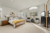 Stunning Mountain Lodge with Spacious Living Area - Cozy Getaway