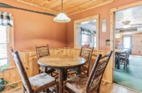 Relaxation and Snowmobile Trails - Amazing Adirondack Retreat