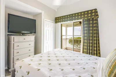 Immaculate oceanfront townhouse with ocean view & private beach access Hotels near Conch Keys