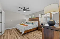 5 Bedrooms - Spacious - 7 Kayaks - Firepit - 2 mins to Rogers Park - KING beds