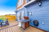 Oceanfront home with incredible Pacific view, private hot tub, deck grill & W/D Hotels in Seal Rock