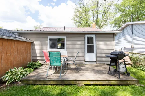 Charming Cottage with Private Sandy Beach - Delightful Lakefront Escape