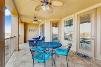 Dog-friendly & spacious condo with lake views, pool, large balcony, & W/D Hotels in Horseshoe Bay