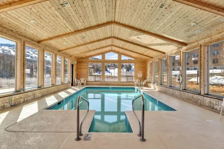 Cozy Retreat with Indoor Pool and Hot Tub - Charming Mountain Haven Отели рядом с достопримечательностью «Брайан Хед Резорт»