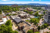 Spacious Condo with Outdoor Seating and BBQ Grill - Charming Retreat Hotel di Fayetteville