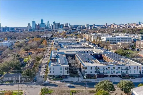 Fully-Equipped Kitchen and Community Gym - Stylish Urban Retreat