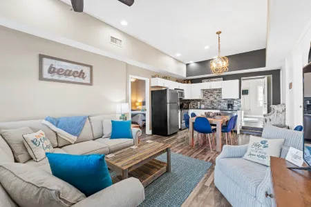 Miniature Golf and Cozy Outdoor Space - Charming Beach Haven